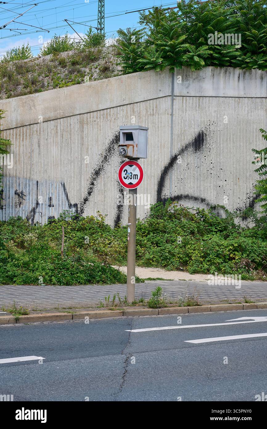 Festinstallierter Blitzer vor einer Sichtbetomwand Foto Stock