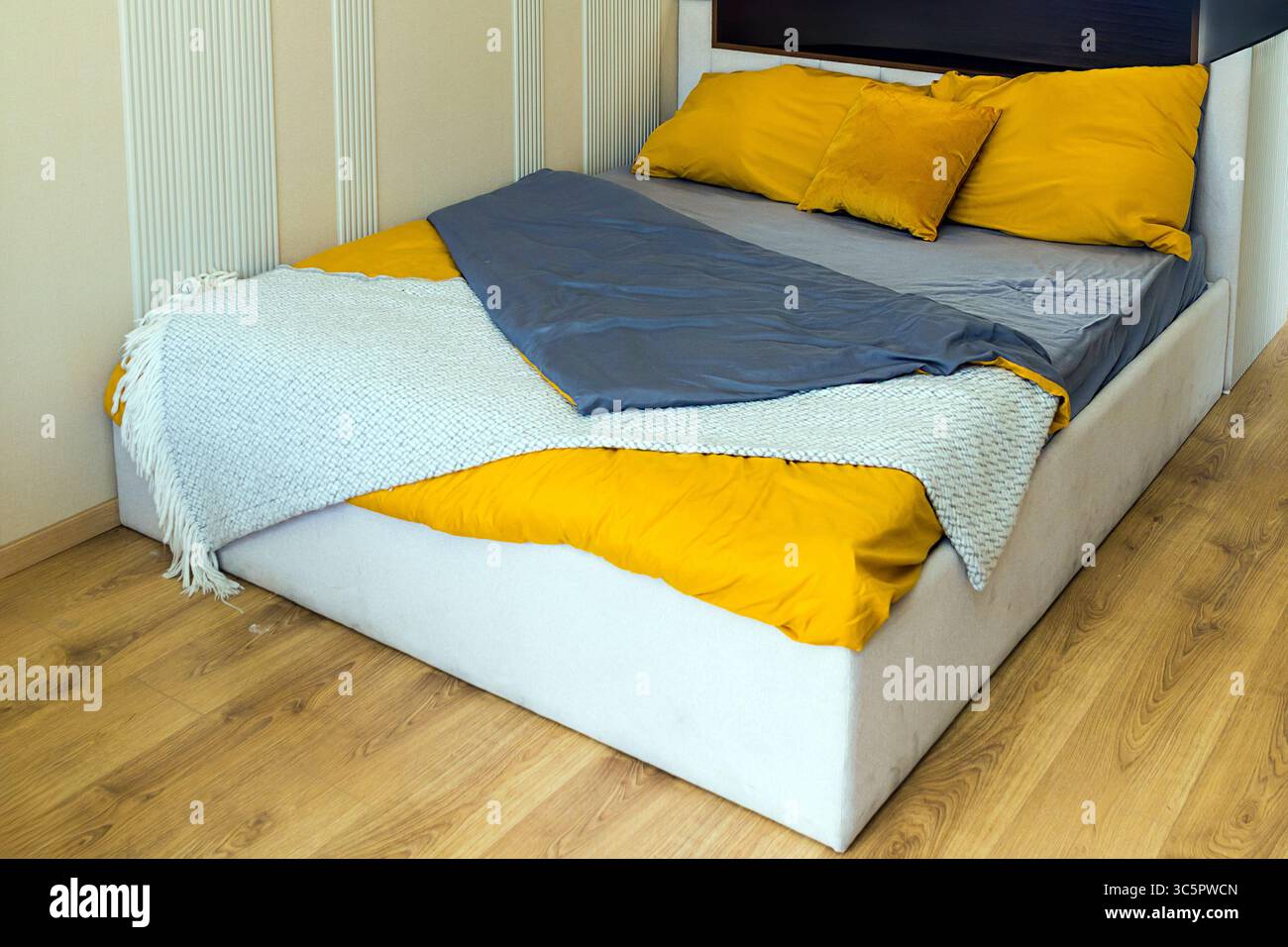 Letto moderno all'interno della camera da letto Foto Stock