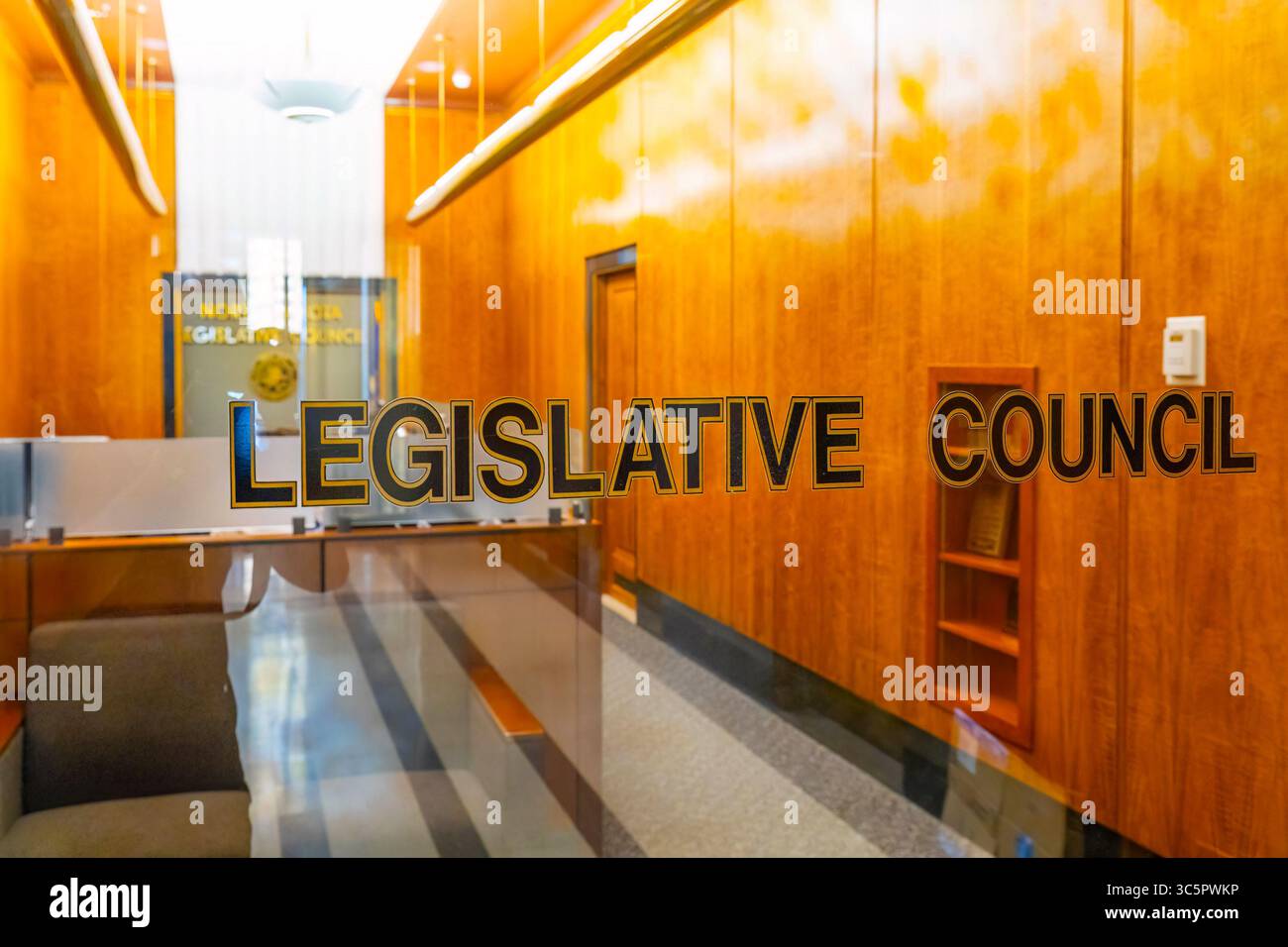 Segno di rilievo per il Consiglio legislativo apposto sulle moderne porte di vetro Foto Stock