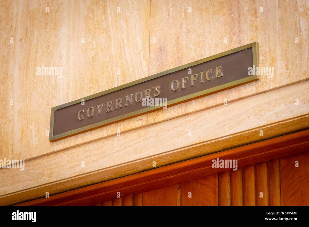 Un segno formale e ufficiale sulla porta dell'ufficio dei governatori Foto Stock