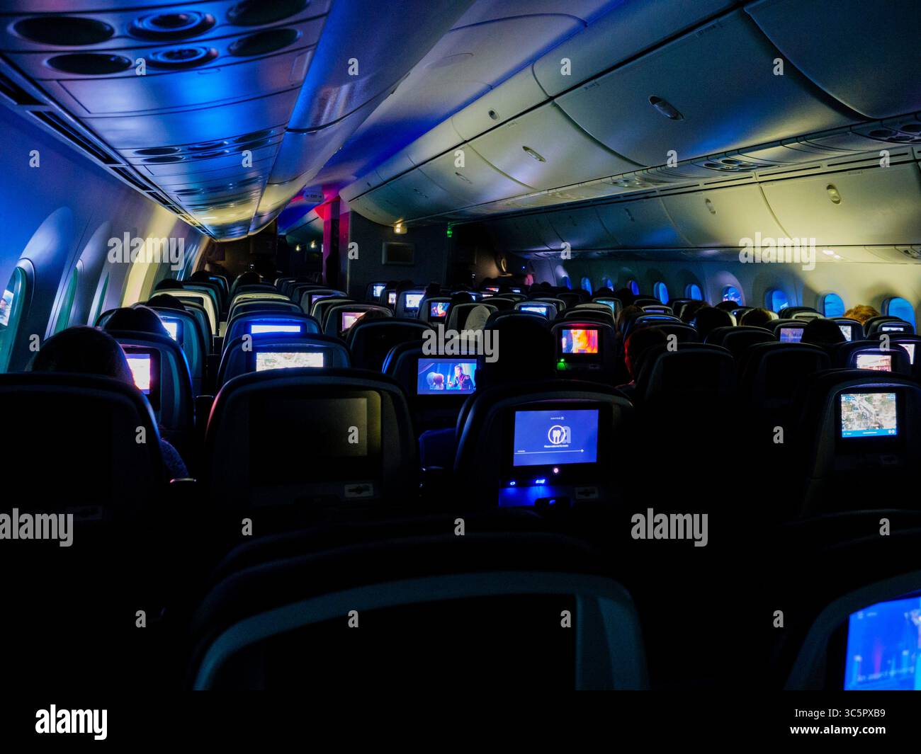 18 marzo 2020, Canada: I passeggeri dell'UA900 da Londra a San Francisco sono stati sistemati come di consueto nonostante siano molti posti liberi sull'aereo durante l'epidemia di Covid-19 (Novel coronavirus). Gli altri posti erano più costosi, ma lasciarono vuoti nonostante il relativo affollamento nella sezione "economia". (Immagine di credito: © David Gross/ZUMA Wire) Foto Stock
