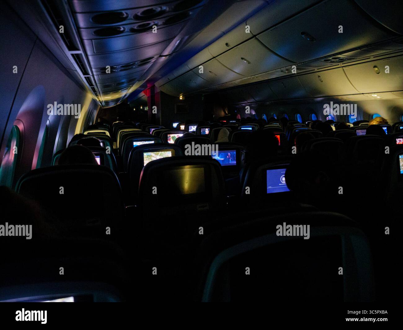 18 marzo 2020, Canada: I passeggeri dell'UA900 da Londra a San Francisco sono stati sistemati come di consueto nonostante siano molti posti liberi sull'aereo durante l'epidemia di Covid-19 (Novel coronavirus). Gli altri posti erano più costosi, ma lasciarono vuoti nonostante il relativo affollamento nella sezione "economia". (Immagine di credito: © David Gross/ZUMA Wire) Foto Stock