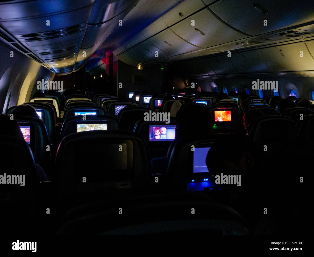 18 marzo 2020, Canada: I passeggeri dell'UA900 da Londra a San Francisco sono stati sistemati come di consueto nonostante siano molti posti liberi sull'aereo durante l'epidemia di Covid-19 (Novel coronavirus). Gli altri posti erano più costosi, ma lasciarono vuoti nonostante il relativo affollamento nella sezione "economia". (Immagine di credito: © David Gross/ZUMA Wire) Foto Stock
