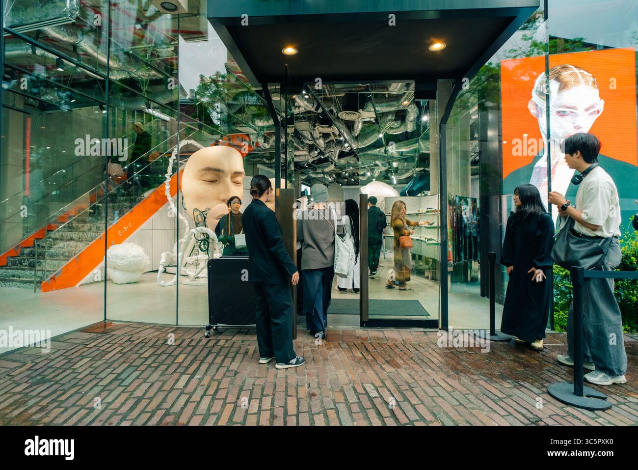 Tokyo, Giappone - 2 maggio 2025 negozio di fiori di mostro Gentle Monster Aoyama. Foto di alta qualità Foto Stock Tokyo, Giappone - 2 maggio 2025 negozio di fiori di mostro Gentle Monster Aoyama. Foto di alta qualità Foto Stock