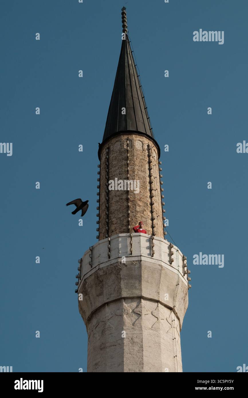 21 marzo 2020 - Sarajevo, Bosnia ed Erzegovina - un imam alla moschea Gazi-Husrev Beg nella città vecchia di Sarajevo esegue la chiamata alla preghiera sabato 21 marzo. L'entità federativa della Bosnia vietò le riunioni pubbliche e chiuse le moschee per frenare l'epidemia di coronavirus nel paese. (Immagine di credito: © Nick St.Oegger/ZUMA Wire/ZUMAPRESS.com) Foto Stock