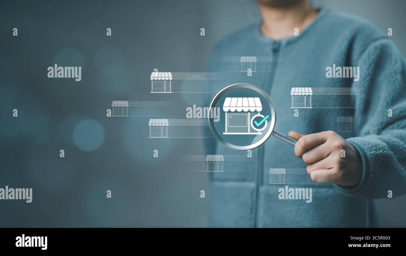 Donna che usa la lente d'ingrandimento, trova un negozio per fare acquisti online. Attività di marketing e-commerce online. Tecnologia Internet, shopping online, Foto Stock