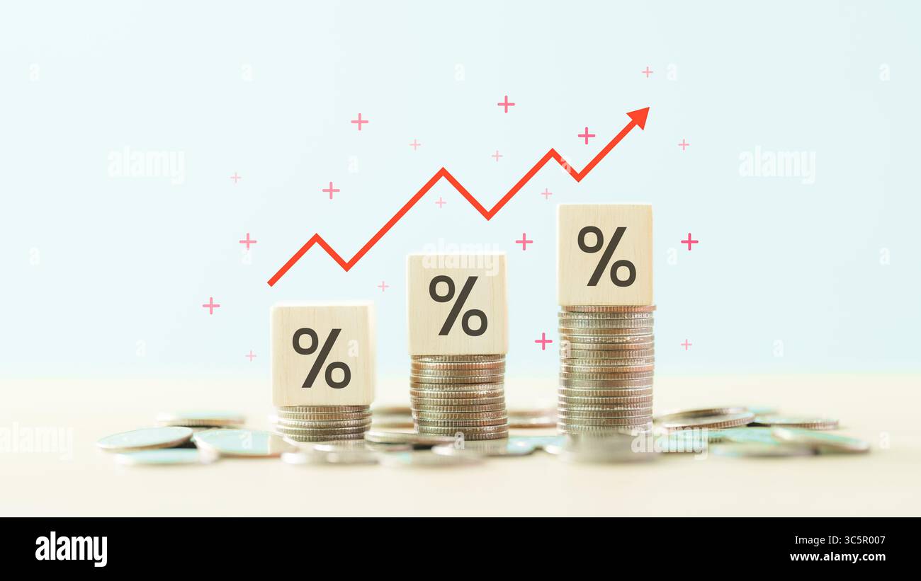 Concetto di aumento percentuale finanziaria. Segno di percentuale sul cubo di legno con fila di monete. Considerare l'aumento del tasso di interesse, l'inflazione in dollari USA, il tasso di interesse, Foto Stock
