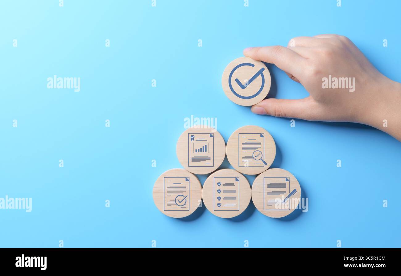 Concetto di controllo di qualità dei documenti. Documento approvato senza carta, controllo qualità approvato. Analista lista di controllo. Gestione dei certificati di qualità. Impugnare Foto Stock
