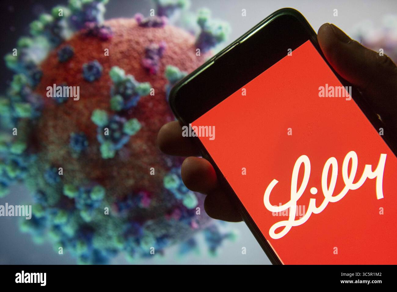 20 marzo 2020, Cina: In questa foto è stato mostrato il logo della società farmaceutica americana Lilly su uno smartphone con un modello computerizzato del coronavirus COVID-19 sullo sfondo. (Immagine di credito: © Budrul Chukrut/SOPA Images via ZUMA Wire) Foto Stock