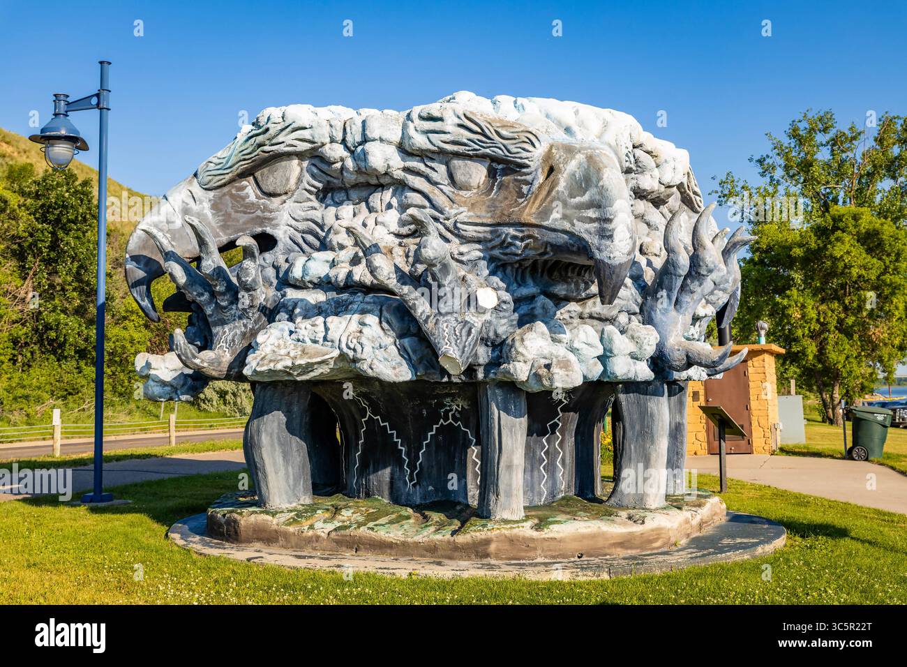 Bismarck, North Dakota, USA - 8 luglio 2025: La maestosa statua a quattro teste di Thunderbird è un simbolo iconico della cultura dei nativi americani Foto Stock Bismarck, North Dakota, USA - 8 luglio 2025: La maestosa statua a quattro teste di Thunderbird è un simbolo iconico della cultura dei nativi americani Foto Stock