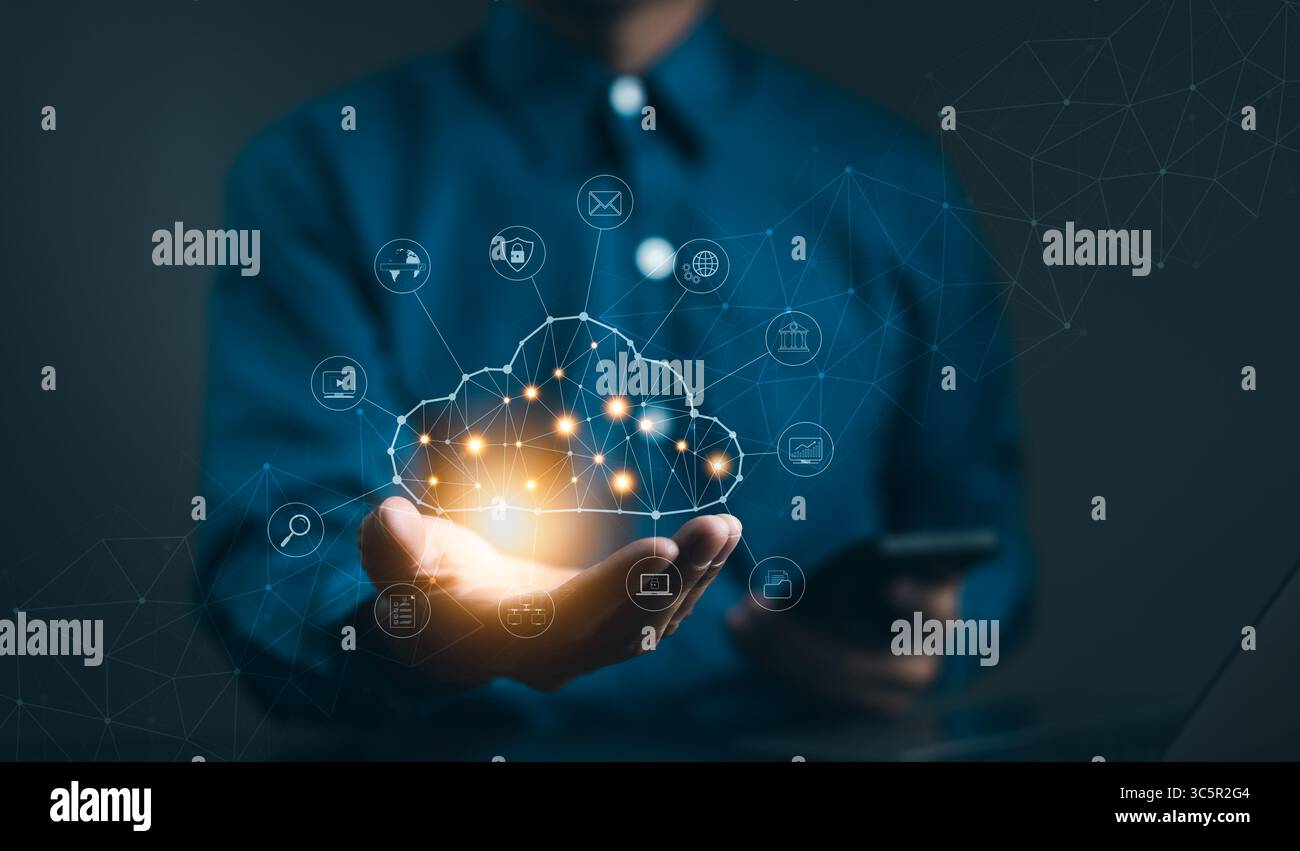 Concetto di tecnologia di cloud computing. Un uomo d'affari ha in mano una rete icona di cloud computing. download e caricamento delle informazioni sul sistema applicativo. dati Foto Stock