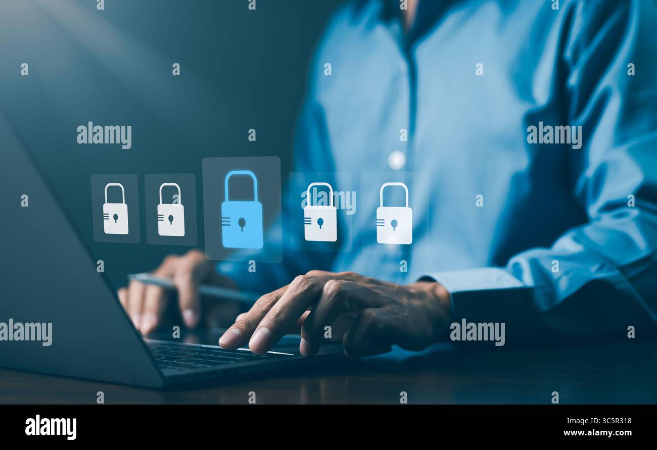 Concetto di sicurezza informatica e protezione dei dati. L'utente immette la password per accedere alle informazioni personali. Accesso ai dati protetto e accesso a Internet sicuro, lucchetto Foto Stock