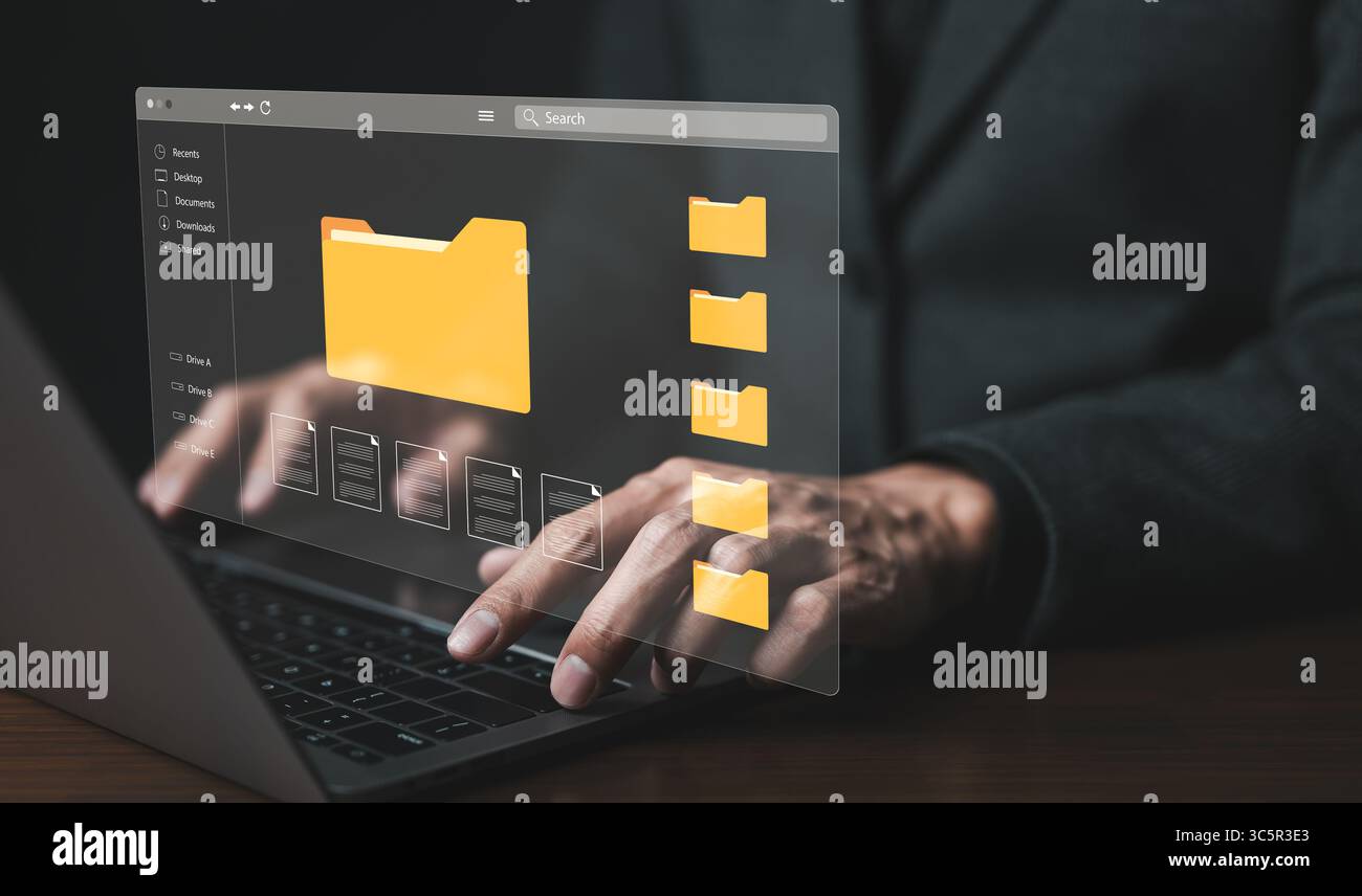 (DMS) concetto del sistema di gestione dei documenti. Uomo d'affari che utilizza un computer per gestire i file di documenti nelle cartelle. archiviazione file cartella su cloud. Foto Stock