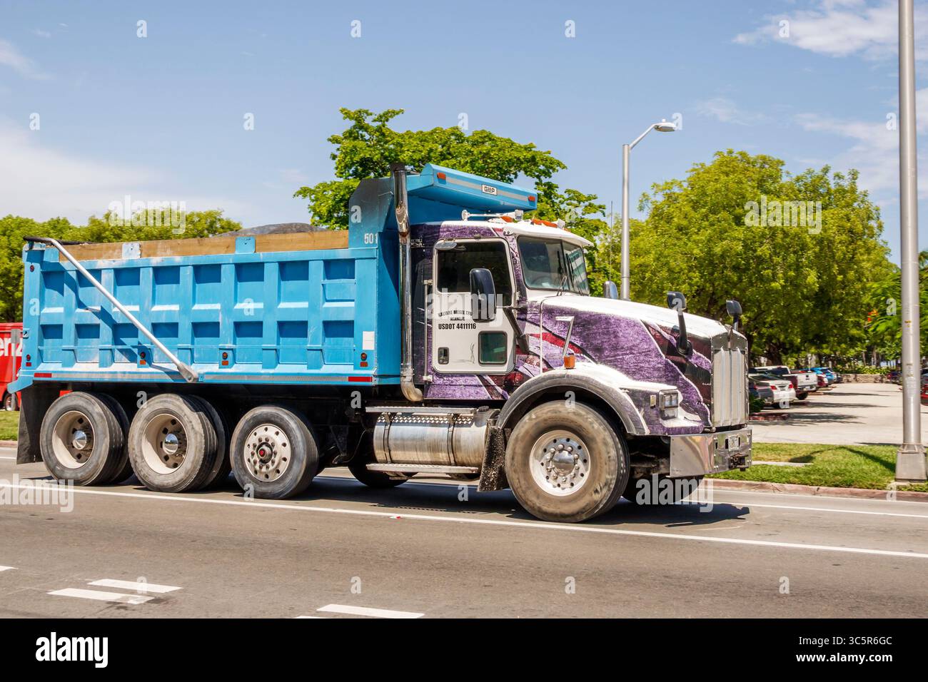Miami Beach, Florida, North Beach, Harding Avenue, dumper blu con cabina decorativa per il trasporto di materiali da costruzione lungo la strada, potente Foto Stock