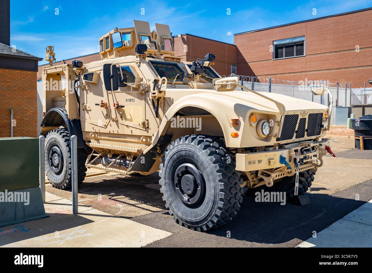 Dickinson, ND, USA - 13 luglio 2025: Veicolo All-Terrain protetto da un'imboscata antiminazione dell'esercito DEGLI STATI UNITI Foto Stock