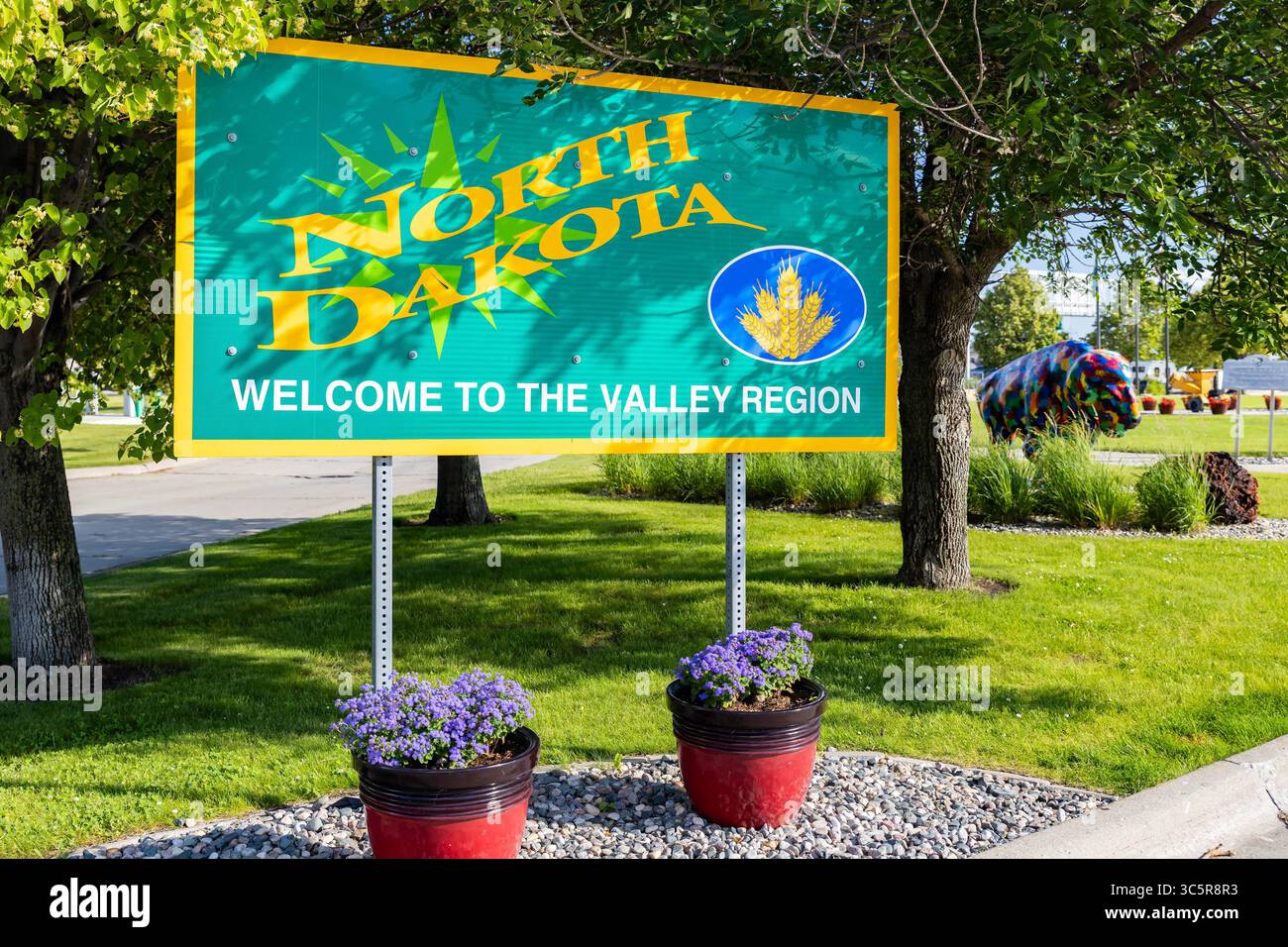 Fargo, North Dakota, Stati Uniti d'America - 1 luglio 2025: Primo piano dell'iscrizione di benvenuto dello stato del North Dakota Foto Stock
