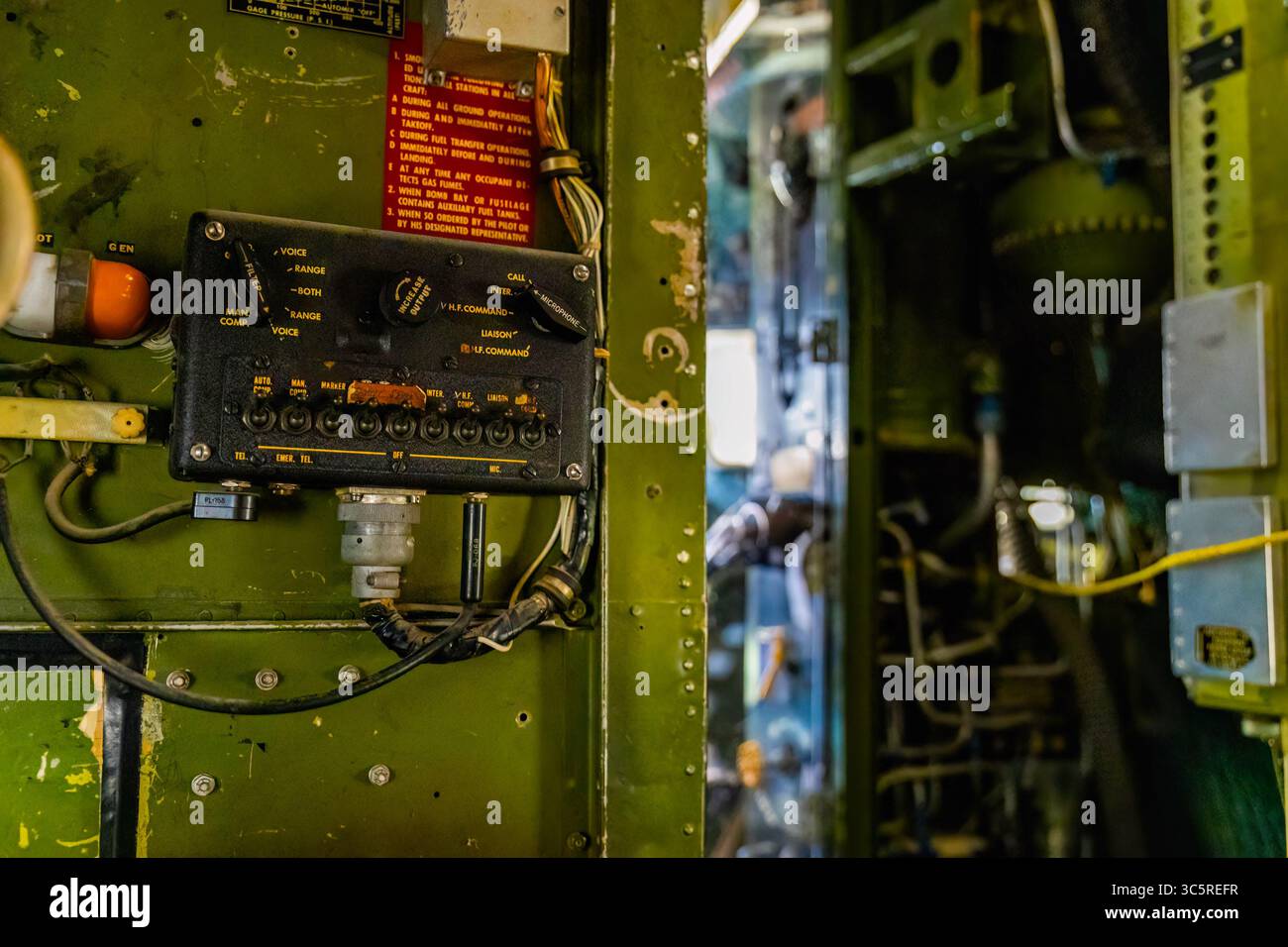 Controlli e attrezzature all'interno di un aereo d'epoca dell'aeronautica militare statunitense Foto Stock