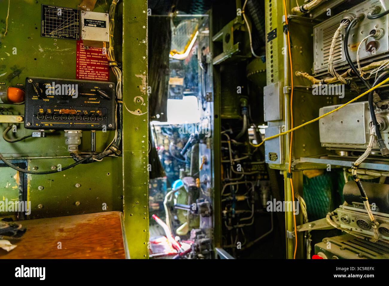 Controlli e attrezzature all'interno di un aereo d'epoca dell'aeronautica militare statunitense Foto Stock