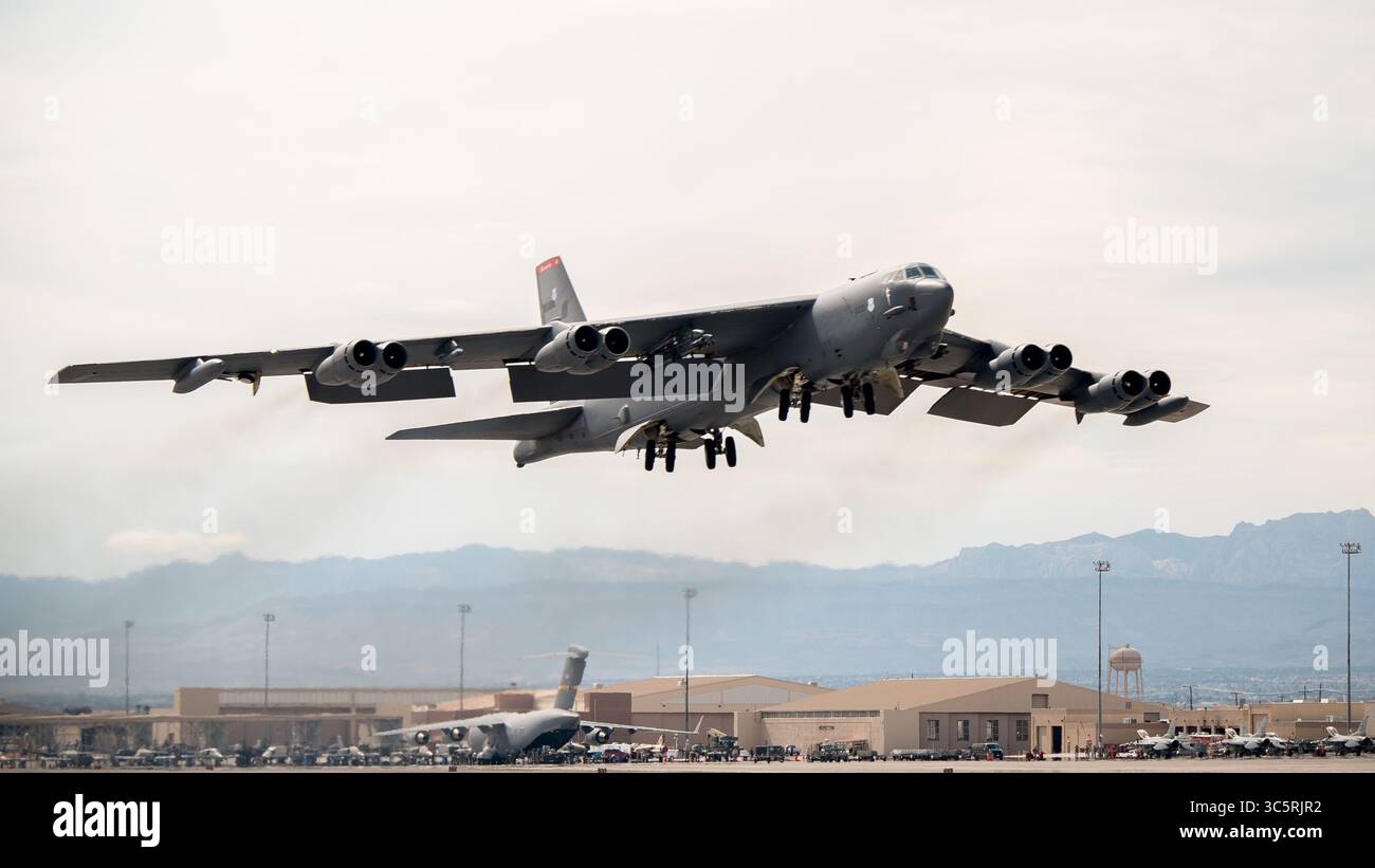 9 marzo 2020 - Nellis AFB, Nevada, USA - Un B-52 Stratofortress dalla Barksdale Air Force base, la., decolla dalla Nellis Air Force base, Nevada., all'inizio della Red Flag 20-2, 9 marzo 2020. L'esercitazione è condotta su 2,9 milioni di acri quadrati di Nevada test and Training Range, che consente alle forze aeree di combattimento di prepararsi alle minacce future in scenari di combattimento realistici. (Immagine di credito: © U.S. Air Force/ZUMA Wire/ZUMAPRESS.com) Foto Stock