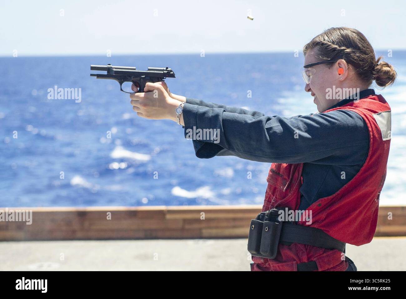 23 marzo 2020 - Philippine Sea - Aerographers Mate Airman Apprentice Saydie Bryant, di Woodbine, Georgia, assegnato alla nave d'assalto anfibia USS America (LHA 6), spara una pistola M9 durante un corso di qualificazione alle armi leggere. America, ammiraglia dell'America Expeditionary Strike Group, il team della 31st Marine Expeditionary Unit sta operando nell'area operativa della 7th Fleet degli Stati Uniti per migliorare l'interoperabilità con alleati e partner e servire come forza di risposta pronta a difendere la pace e la stabilità nella regione Indo-Pacifico. (Immagine di credito: © U.S. Navy/ZUMA Wire/ZUMAPRESS.com) Foto Stock