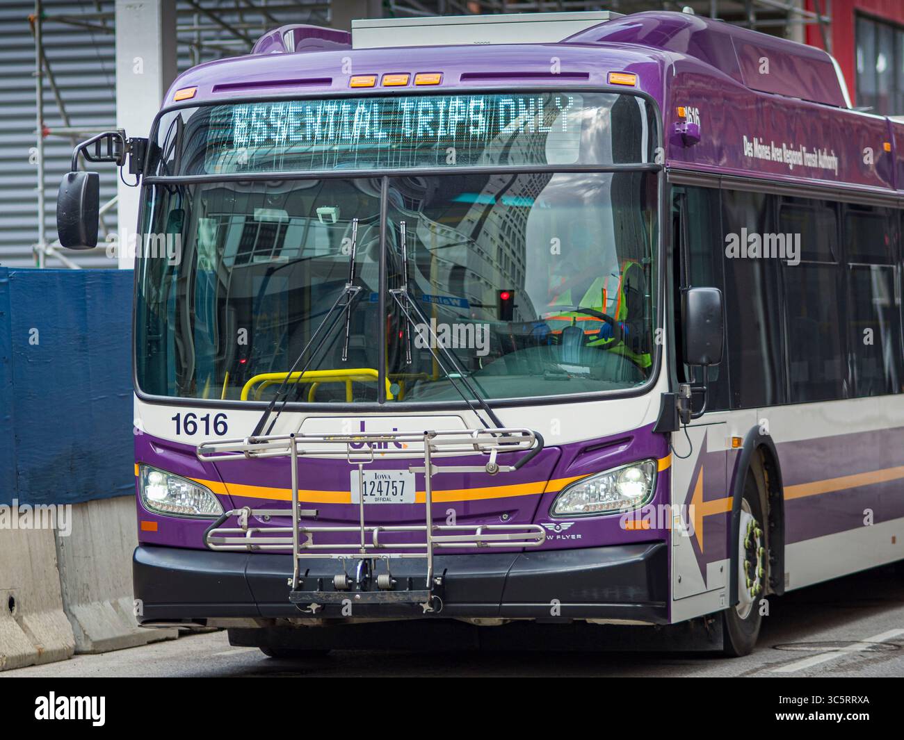 26 marzo 2020, Des Moines, Iowa, Stati Uniti: Un autobus di Des Moines che visualizza un messaggio di servizio pubblico, ''solo viaggi essenziali'' viaggia attraverso il centro di Des Moines. Giovedì mattina, 24 marzo, Iowa ha segnalato 175 casi confermati di coronavirus (SARS-CoV-2) e COVID-19. Ristoranti, bar, cinema e luoghi che attirano folle di visitatori rimarranno chiusi fino al 7 aprile. Il Governatore non ha ordinato un "rifugio sul posto", ma diversi sindaci, tra cui il sindaco di Des Moines, hanno chiesto ai residenti di rimanere nelle loro case per tutti tranne che per i bisogni essenziali. Le persone vengono incoraggiate a praticare il "distanziamento sociale" e. Foto Stock