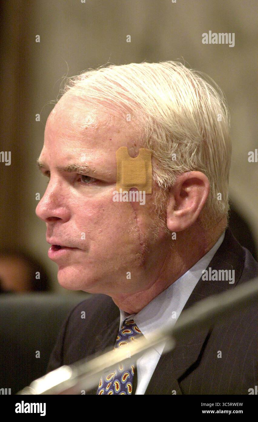 28 luglio 2000, Washington, District of Columbia, USA: Il senatore degli Stati Uniti John McCain (repubblicano dell'Arizona), presidente del Comitato per il commercio, la scienza e i trasporti del Senato degli Stati Uniti, fa una dichiarazione di apertura all'udienza di richiamo pneumatici Firestone a Washington, DD il 12 settembre 2000. Questa è stata la prima apparizione del Sen. McCain come presidente dopo il suo intervento chirurgico per il cancro ad agosto (Credit Image: © Ron Sachs/CNP via ZUMA Wire) Foto Stock