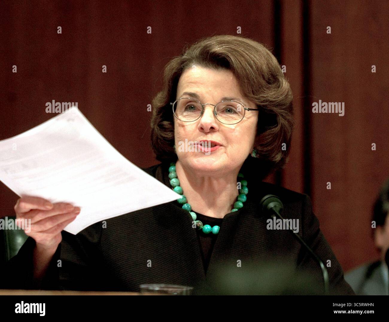 12 gennaio 2006, Washington, District of Columbia, USA: Washington, D.C. - 12 gennaio 2006 -- il senatore degli Stati Uniti Diane Feinstein (Democratico della California) offre un documento da registrare durante la sua interrogazione al giudice Samuel A. Alito davanti al Comitato giudiziario del Senato degli Stati Uniti sulla sua nomina a giudice associato della Corte Suprema degli Stati Uniti a Washington, D.C. il 12 gennaio 2006 (Credit Image: © Ron Sachs/CNP via ZUMA Wire) Foto Stock