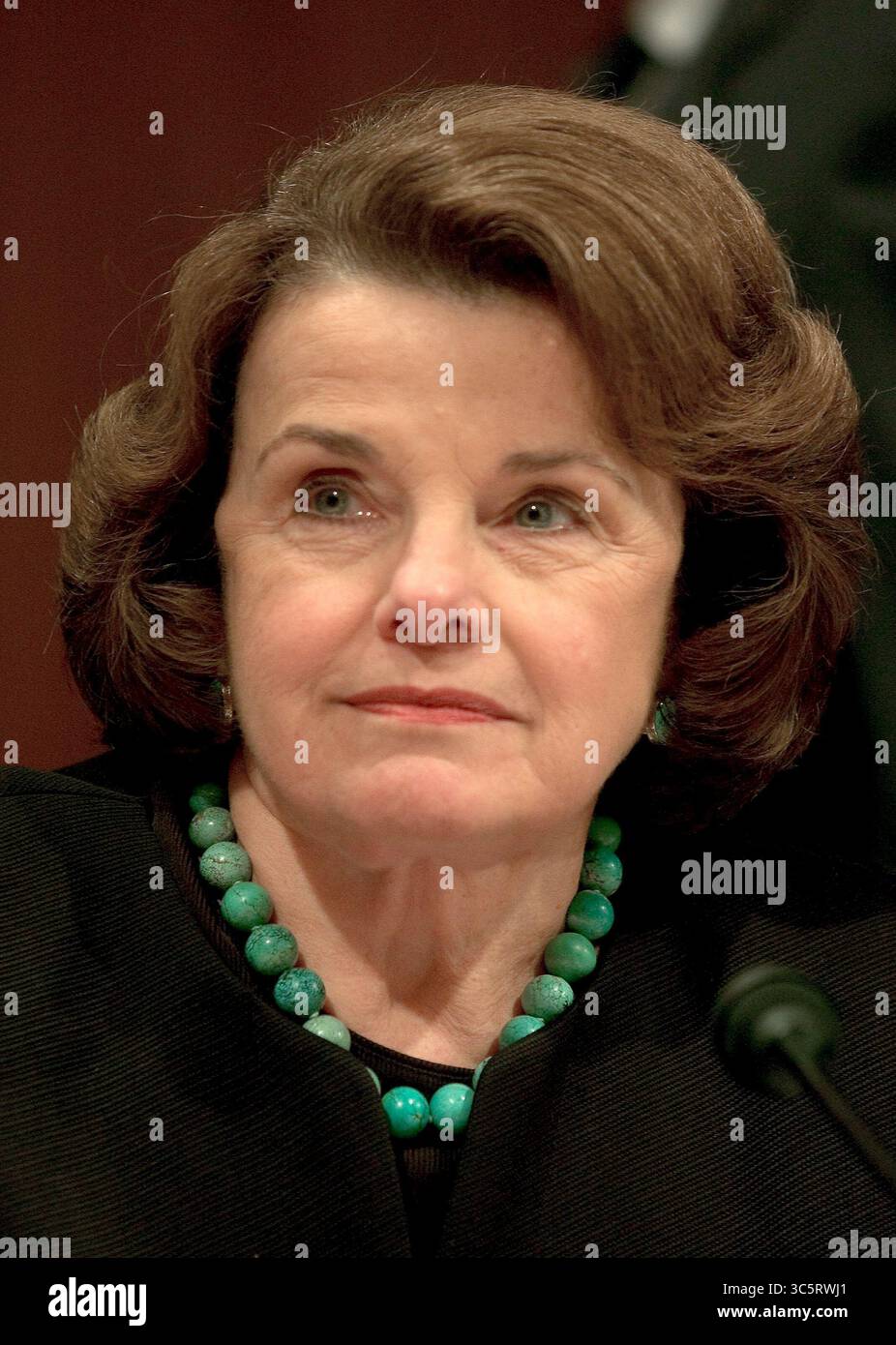 12 gennaio 2006, Washington, District of Columbia, USA: Washington, D.C. - 12 gennaio 2006 -- il senatore degli Stati Uniti Diane Feinstein (Democratico della California) segue il procedimento durante la testimonianza del giudice Samuel A. Alito davanti al Comitato giudiziario del Senato degli Stati Uniti sulla sua nomina a giudice associato della Corte Suprema degli Stati Uniti a Washington, D.C. il 12 gennaio 2006 (immagine di credito: © Ron Sachs/CNP via ZUMA Wire) Foto Stock