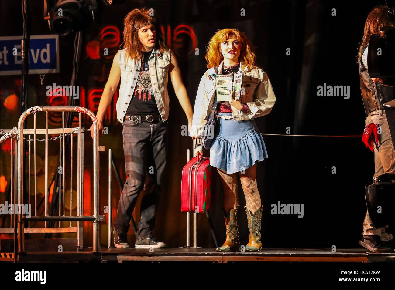 22 febbraio 2019, Durham, North Carolina, Stati Uniti: Il Touring Broadway Musical ROCK OF EAGES si esibisce al Durham Performing Arts Center. Rock of Ages è un musical jukebox costruito intorno a canzoni rock classiche degli anni '1980, specialmente dalle famose band glam metal di quel decennio. Il musical contiene canzoni di Styx, Journey, Bon Jovi, Pat Benatar, Twisted Sister, Steve Perry, Poison e Europe, tra le altre band rock più note. (Immagine di credito: © Andy Martin Jr./ZUMA Wire) Foto Stock