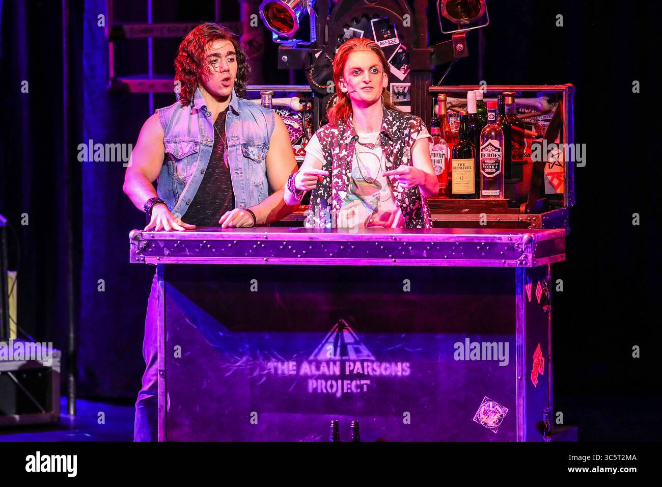 22 febbraio 2019, Durham, North Carolina, Stati Uniti: Il Touring Broadway Musical ROCK OF EAGES si esibisce al Durham Performing Arts Center. Rock of Ages è un musical jukebox costruito intorno a canzoni rock classiche degli anni '1980, specialmente dalle famose band glam metal di quel decennio. Il musical contiene canzoni di Styx, Journey, Bon Jovi, Pat Benatar, Twisted Sister, Steve Perry, Poison e Europe, tra le altre band rock più note. (Immagine di credito: © Andy Martin Jr./ZUMA Wire) Foto Stock