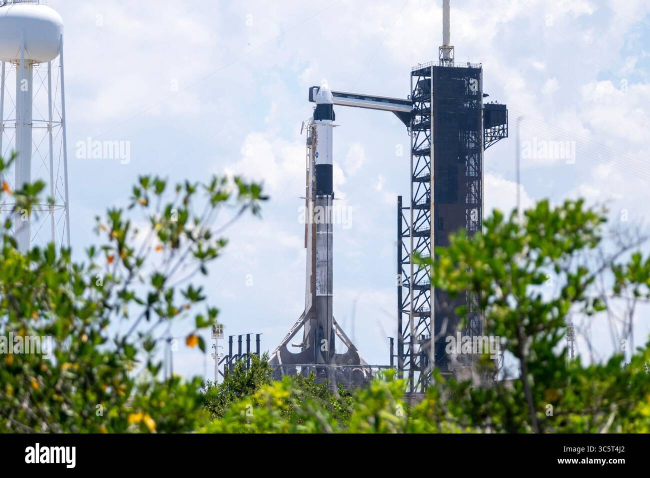 Kennedy Space Center, Stati Uniti. 30 luglio 2025. Il razzo Falcon 9 SpaceX con la navicella Crew-11 Dragon è pronto per il lancio del Pn Launch Complex 39A al Kennedy Space Center, Florida, mercoledì 30 luglio 2025. La missione Crew-11 dovrebbe essere lanciata alla stazione spaziale Internazionale giovedì 31 luglio 2025 poco dopo mezzogiorno. L'equipaggio è composto dagli astronauti della NASA Zena Cardman e Mike Fincke, dall'astronauta JAXA Kimiya Yui e dal cosmonauta Roscosmos Oleg Platonov. Foto di Pat Benic/UPI credito: UPI/Alamy Live News Foto Stock