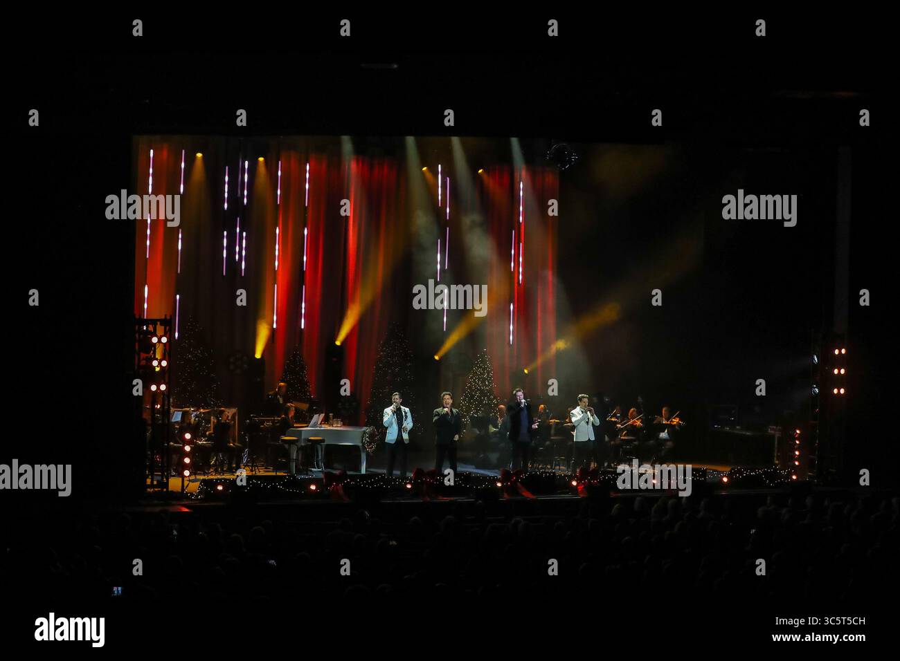 29 novembre 2019, Durham, Carolina del Nord, Stati Uniti: Artista musicale il DIVO si esibisce a Durham, Carolina del Nord al Durham Performing Arts Center. Il Divo è un gruppo vocale crossover classico multi-nazionale. Il quartetto maschile è nato nel Regno Unito nel dicembre 2003, riunendo i cantanti Urs BÃ¼hler (Svizzera), Carlos MarÃ­n (Spagna), David Miller (USA) e SÃ©bastien Izambard (Credit Image: © Andy Martin Jr./ZUMA Wire) Foto Stock