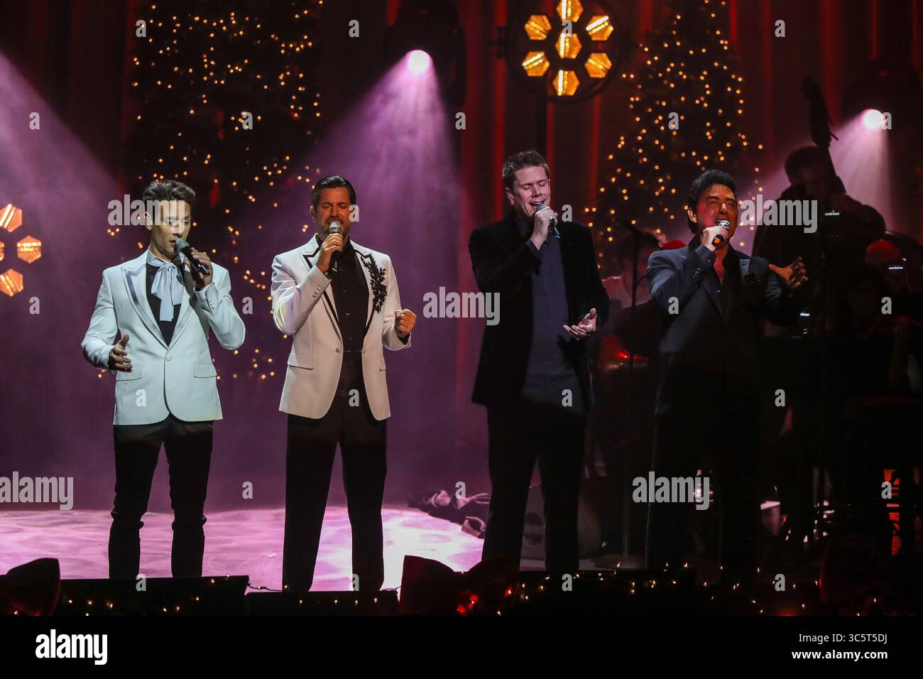 29 novembre 2019, Durham, Carolina del Nord, Stati Uniti: Artista musicale il DIVO si esibisce a Durham, Carolina del Nord al Durham Performing Arts Center. Il Divo è un gruppo vocale crossover classico multi-nazionale. Il quartetto maschile è nato nel Regno Unito nel dicembre 2003, riunendo i cantanti Urs BÃ¼hler (Svizzera), Carlos MarÃ­n (Spagna), David Miller (USA) e SÃ©bastien Izambard (Credit Image: © Andy Martin Jr./ZUMA Wire) Foto Stock