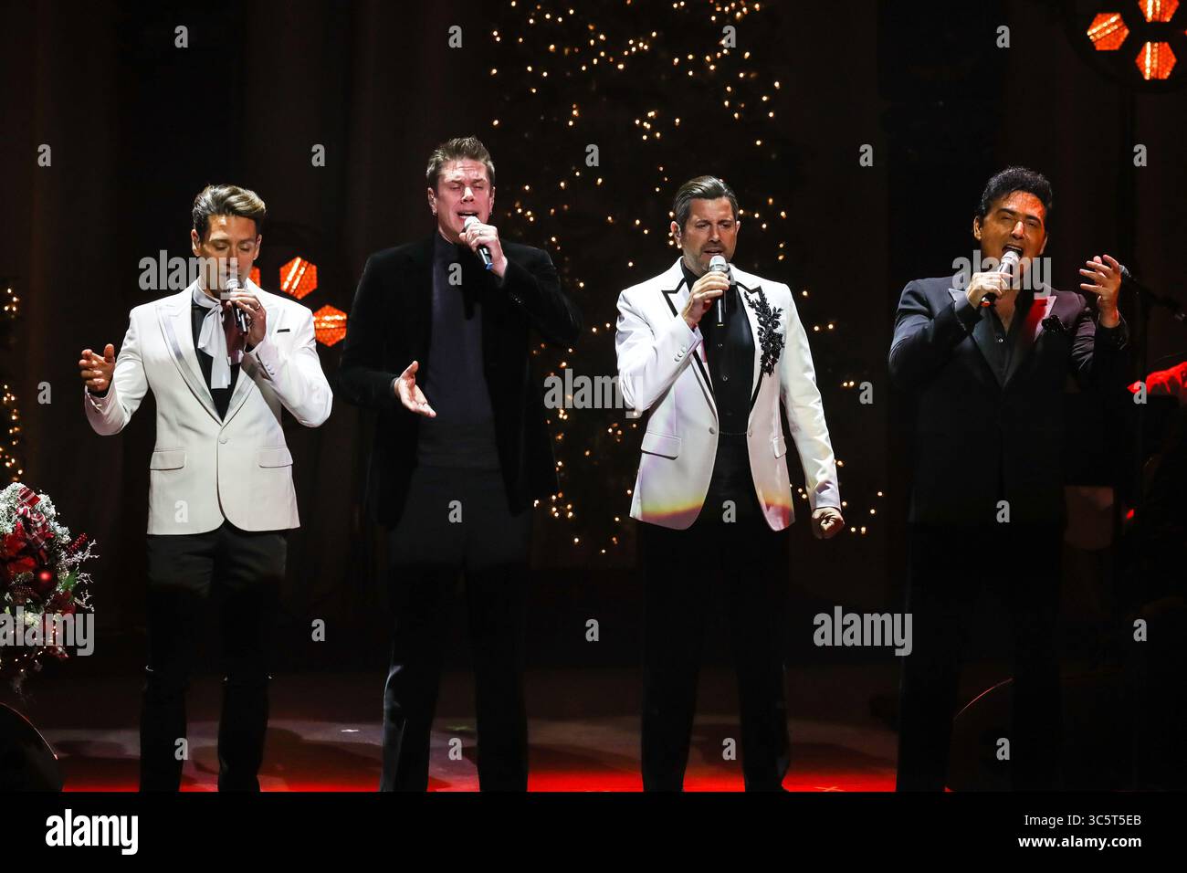 29 novembre 2019, Durham, Carolina del Nord, Stati Uniti: Artista musicale il DIVO si esibisce a Durham, Carolina del Nord al Durham Performing Arts Center. Il Divo è un gruppo vocale crossover classico multi-nazionale. Il quartetto maschile è nato nel Regno Unito nel dicembre 2003, riunendo i cantanti Urs BÃ¼hler (Svizzera), Carlos MarÃ­n (Spagna), David Miller (USA) e SÃ©bastien Izambard (Credit Image: © Andy Martin Jr./ZUMA Wire) Foto Stock