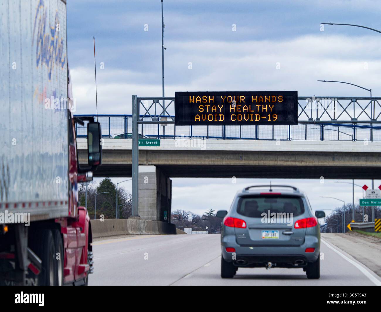 29 marzo 2020, Des Moines, Iowa, Stati Uniti: Un segnale stradale che normalmente visualizza i messaggi di sicurezza sul traffico visualizza un messaggio di sicurezza COVID-19 sulla i-235 in direzione est nel centro di Des Moines. Domenica mattina, 29 marzo, Iowa ha riportato 336 casi confermati di nuovi Coronavirus (SARS-CoV-2) e COVID-19. Ci sono state quattro morti attribuite al COVID-19 in Iowa. Ristoranti, bar, cinema e luoghi che attirano folle di visitatori rimarranno chiusi fino al 7 aprile. Il Governatore non ha ordinato un "rifugio sul posto", ma diversi sindaci, tra cui il sindaco di Des Moines, hanno chiesto ai residenti di rimanere nelle loro case per tutti tranne che Foto Stock