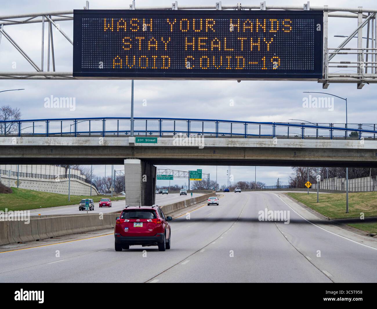 29 marzo 2020, Des Moines, Iowa, Stati Uniti: Un segnale stradale che normalmente visualizza i messaggi di sicurezza sul traffico mostra un messaggio di sicurezza COVID-19 su una i-235 quasi vuota in direzione est nel centro di Des Moines. Domenica mattina, 29 marzo, Iowa ha riportato 336 casi confermati di nuovi Coronavirus (SARS-CoV-2) e COVID-19. Ci sono state quattro morti attribuite al COVID-19 in Iowa. Ristoranti, bar, cinema e luoghi che attirano folle di visitatori rimarranno chiusi fino al 7 aprile. Il Governatore non ha ordinato un "rifugio sul posto", ma diversi sindaci, tra cui il sindaco di Des Moines, hanno chiesto ai residenti di rimanere nella loro città Foto Stock