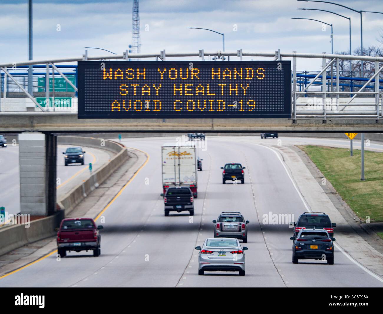 29 marzo 2020, Des Moines, Iowa, Stati Uniti: Un segnale stradale che normalmente visualizza i messaggi di sicurezza sul traffico visualizza un messaggio di sicurezza COVID-19 sulla i-235 in direzione est nel centro di Des Moines. Domenica mattina, 29 marzo, Iowa ha riportato 336 casi confermati di nuovi Coronavirus (SARS-CoV-2) e COVID-19. Ci sono state quattro morti attribuite al COVID-19 in Iowa. Ristoranti, bar, cinema e luoghi che attirano folle di visitatori rimarranno chiusi fino al 7 aprile. Il Governatore non ha ordinato un "rifugio sul posto", ma diversi sindaci, tra cui il sindaco di Des Moines, hanno chiesto ai residenti di rimanere nelle loro case per tutti tranne che Foto Stock
