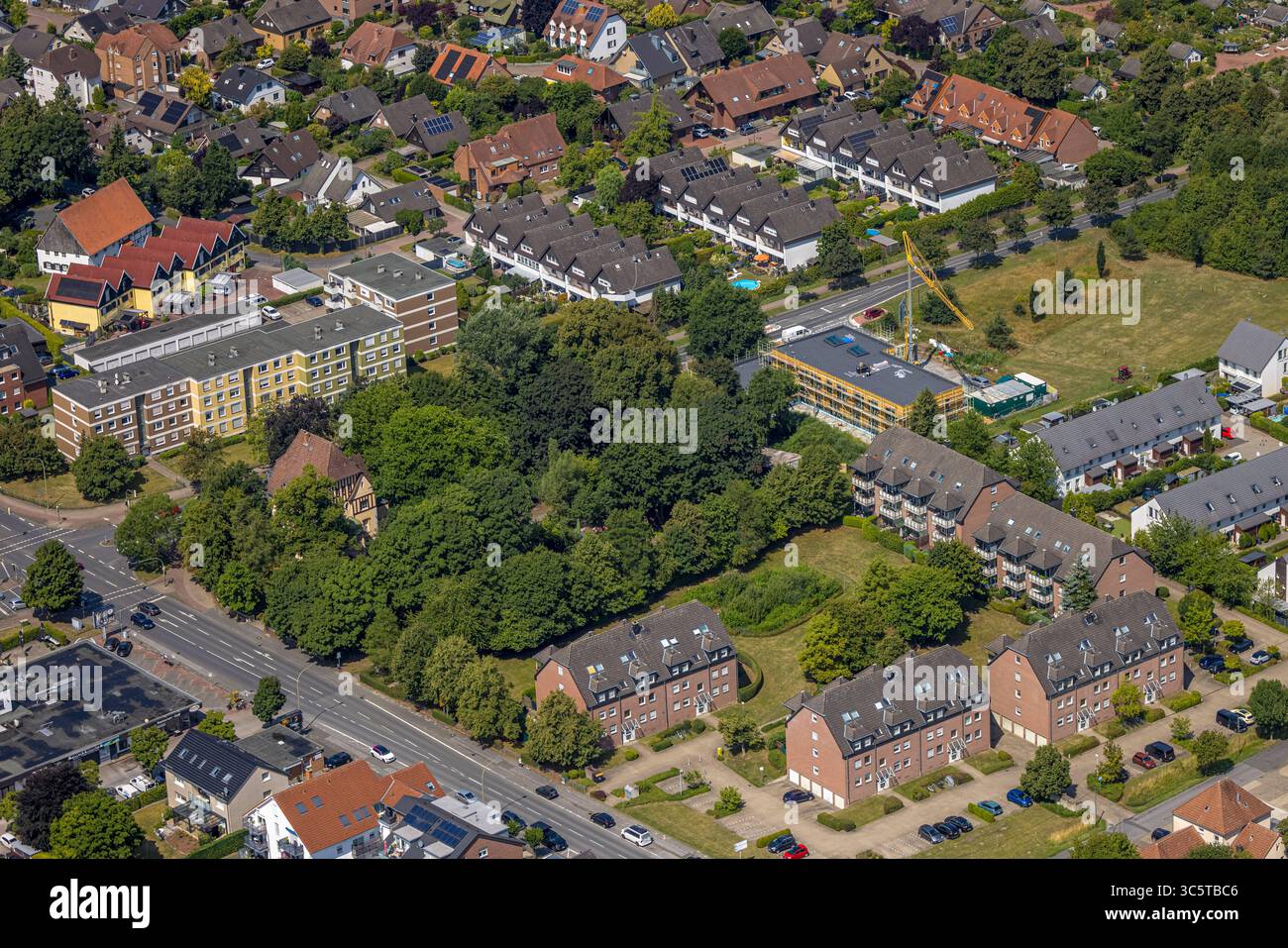 Luftbild, Baustelle mit Neubau an der Ostwennemarstraße Ecke alter Uentroper Weg, Kita Villa Kunterbunt im Waldstück, Uentrop, Hamm, Ruhrgebiet, Nordrhein-Westfalen, Deutschland ACHTUNGxMINDESTHONORARx60xEURO *** Vista aerea, cantiere con nuovo edificio all'angolo tra Ostwennemarstraße e Alter Uentroper Weg, centro di cura della Villa Kunterbunt nella foresta, Uentrop, Hamm, regione della Ruhr, Renania settentrionale-Vestfalia, Germania ACHTUNGxMINDESTHONORARx60xEURO Foto Stock