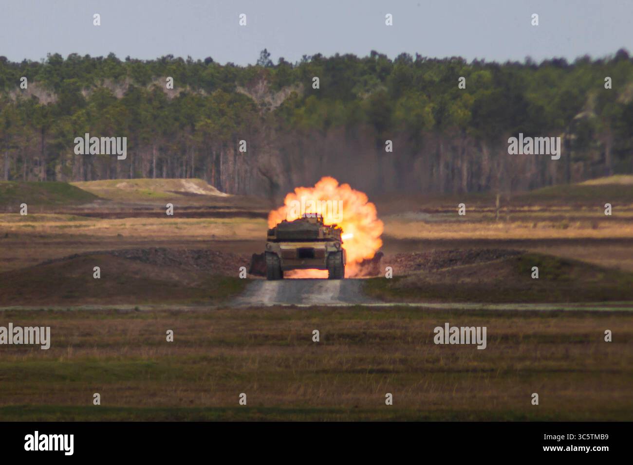 20 marzo 2020 - Camp Lejeune, Carolina del Nord, USA - U.S. Marine Corps Cpl. Juan Martinez, un equipaggio di carri armati con 2d Tank Battalion (2nd Tank), 2d Marine Division (MARDIV), spara un carro armato M1A1 Abrams dal cannone principale durante un'esercitazione di fuoco a Camp Lejeune, Carolina del Nord, 20 marzo 2020. L'areale prepara i Marines a prendere decisioni rapide e attente. (Immagine di credito: © Reine Whitaker/U.S. Marines/ZUMA Wire/ZUMAPRESS.com) Foto Stock 20 marzo 2020 - Camp Lejeune, Carolina del Nord, USA - U.S. Marine Corps Cpl. Juan Martinez, un equipaggio di carri armati con 2d Tank Battalion (2nd Tank), 2d Marine Division (MARDIV), spara un carro armato M1A1 Abrams dal cannone principale durante un'esercitazione di fuoco a Camp Lejeune, Carolina del Nord, 20 marzo 2020. L'areale prepara i Marines a prendere decisioni rapide e attente. (Immagine di credito: © Reine Whitaker/U.S. Marines/ZUMA Wire/ZUMAPRESS.com) Foto Stock
