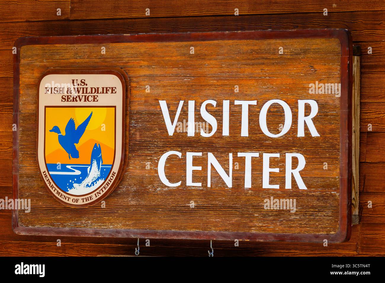 St. Michael, North Dakota, USA - 4 luglio 2025: Un segnale importante per un centro visitatori del servizio pesce e fauna selvatica degli Stati Uniti Foto Stock
