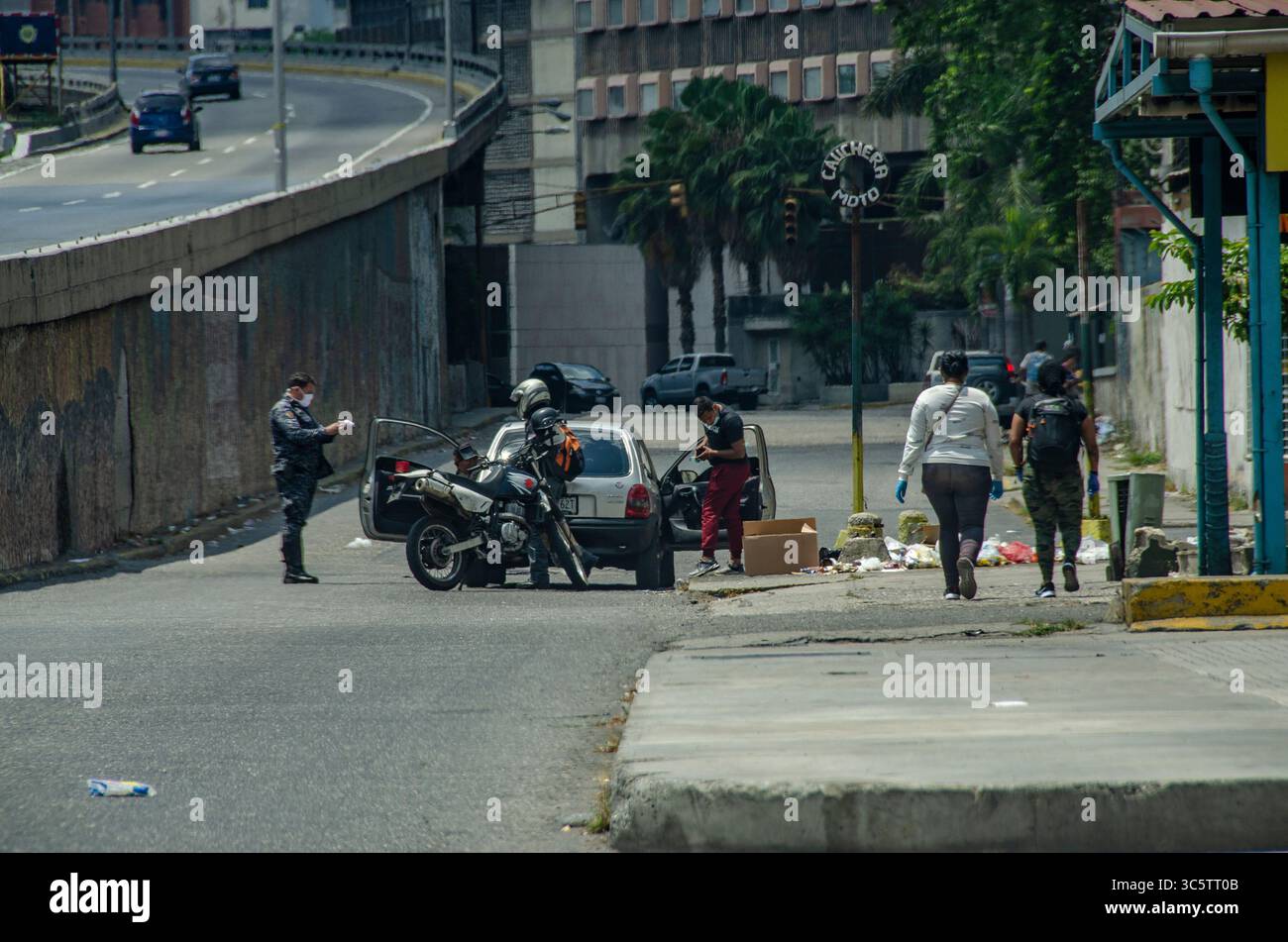 26 marzo 2020, Caracas, Miranda, Venezuela: Le autorità di polizia fermano un veicolo per un'ispezione nella quarantena di Caracas. Il Venezuela raggiunge il suo decimo giorno di quarantena, con una cifra di 107 positivi, e la conferma della sua prima morte. (Immagine di credito: © Jimmy Villalta/ZUMA Wire) Foto Stock