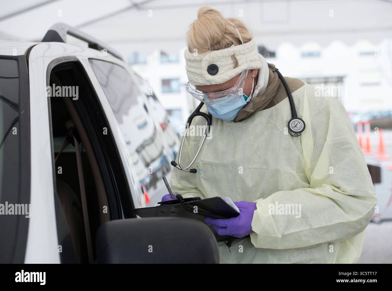 31 marzo 2020, Ramstein Air Force base, Germania: U.S. Air Force staff Sgt. Maxime Copley, 86th Medical Group medico tecnico, scrive le informazioni sui pazienti presso la Ramstein Medical Clinic COVID-19, coronavirus screening drive-thru presso Ramstein Air base 31 marzo 2020 a Ramstein, Germania. (Immagine di credito: © Taylor D. Slater/FEMA/Planet Pix via cavo ZUMA) Foto Stock
