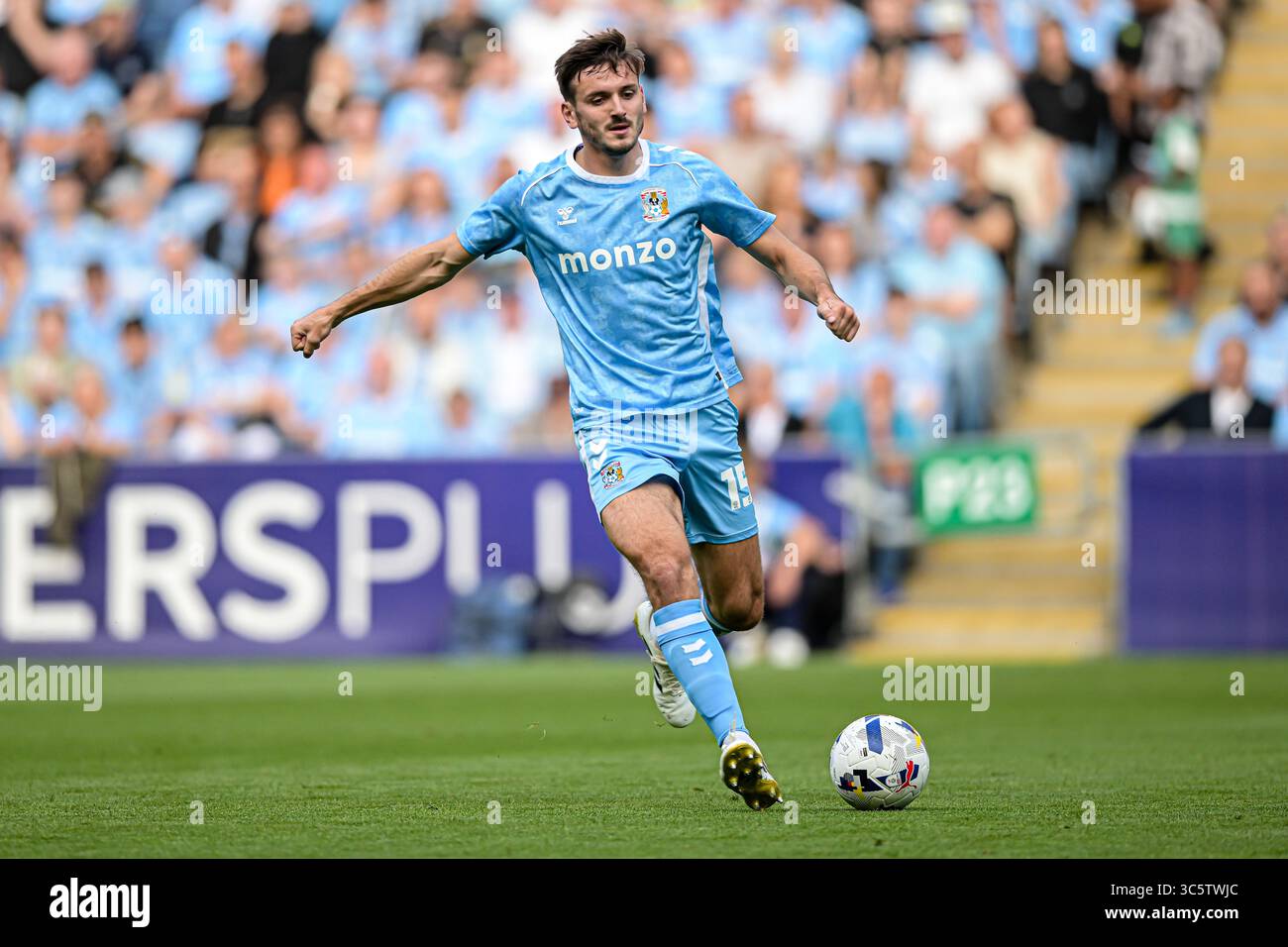 Liam Kitching (15 Coventry City) controlla il pallone durante la partita amichevole pre-stagione tra Coventry City e Real Betis Balompié alla Coventry Building Society Arena, Coventry, mercoledì 30 luglio 2025. (Foto: Kevin Hodgson | mi News) crediti: MI News & Sport /Alamy Live News Foto Stock