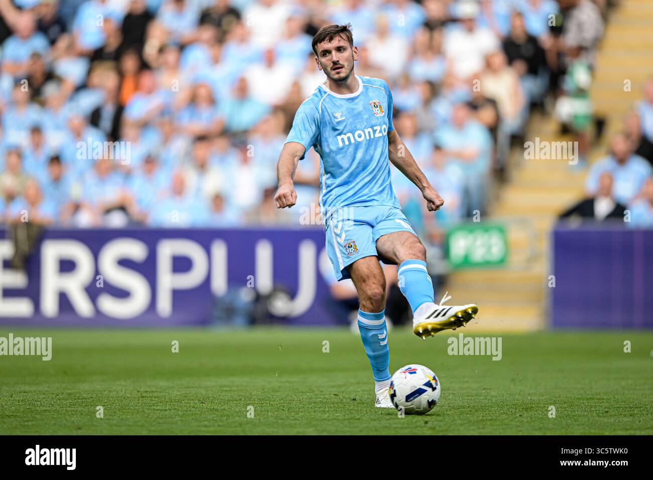 Liam Kitching (15 Coventry City) passa il pallone durante l'amichevole pre-stagionale tra Coventry City e Real Betis Balompié alla Coventry Building Society Arena, Coventry, mercoledì 30 luglio 2025. (Foto: Kevin Hodgson | mi News) crediti: MI News & Sport /Alamy Live News Foto Stock