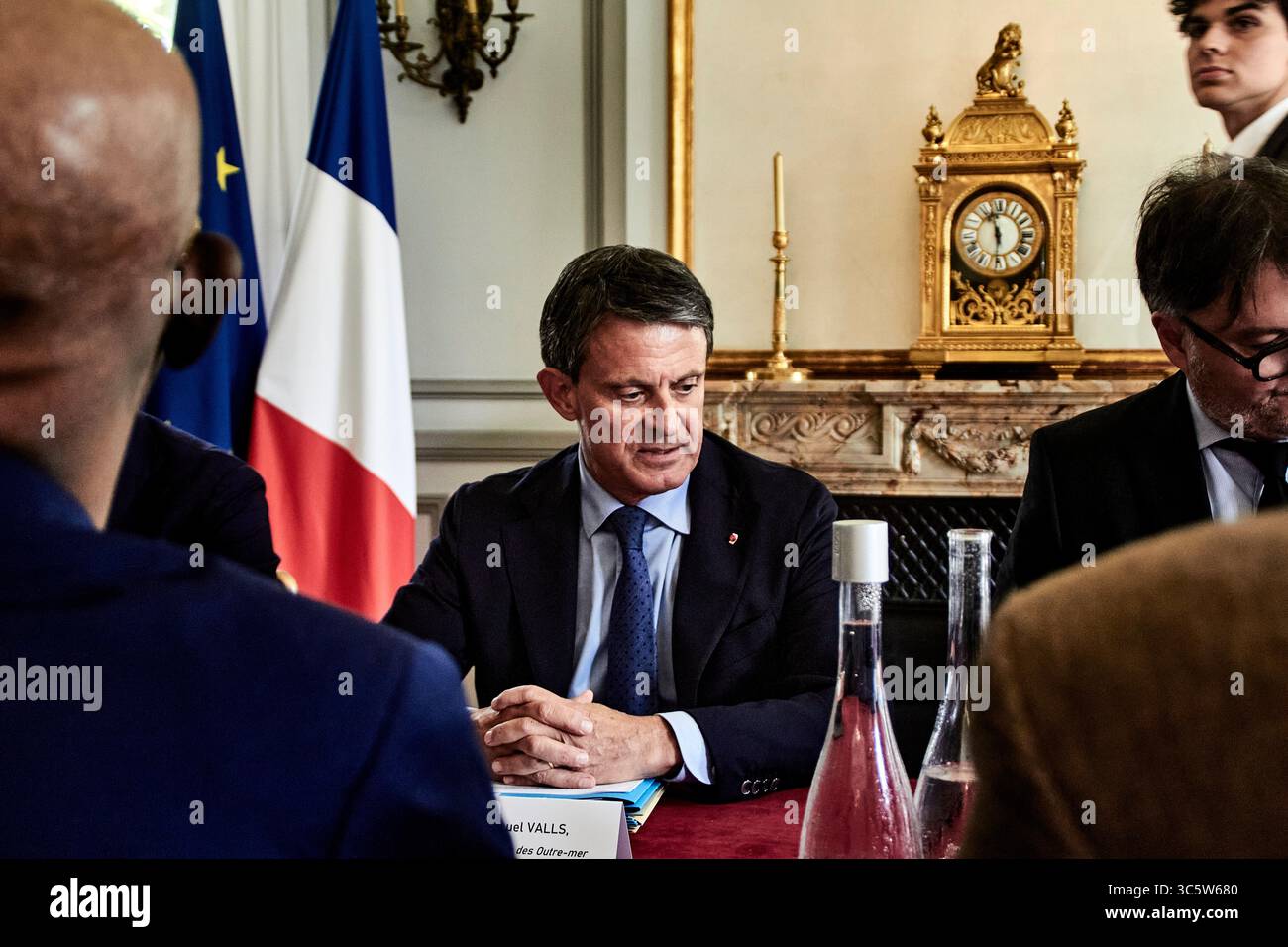 Parigi, Francia. 30 luglio 2025. Il ministro degli esteri della Francia Manuel Valls durante un incontro con una delegazione di rappresentanti eletti della Guiana francese dedicata all'evoluzione istituzionale del territorio, presso il Ministero della Francia d'oltremare, il 30 luglio 2025. - 30/07/2025 - Francia/Parigi - Antonin Burat/le Pictorium credito: LE PICTORIUM/Alamy Live News Foto Stock