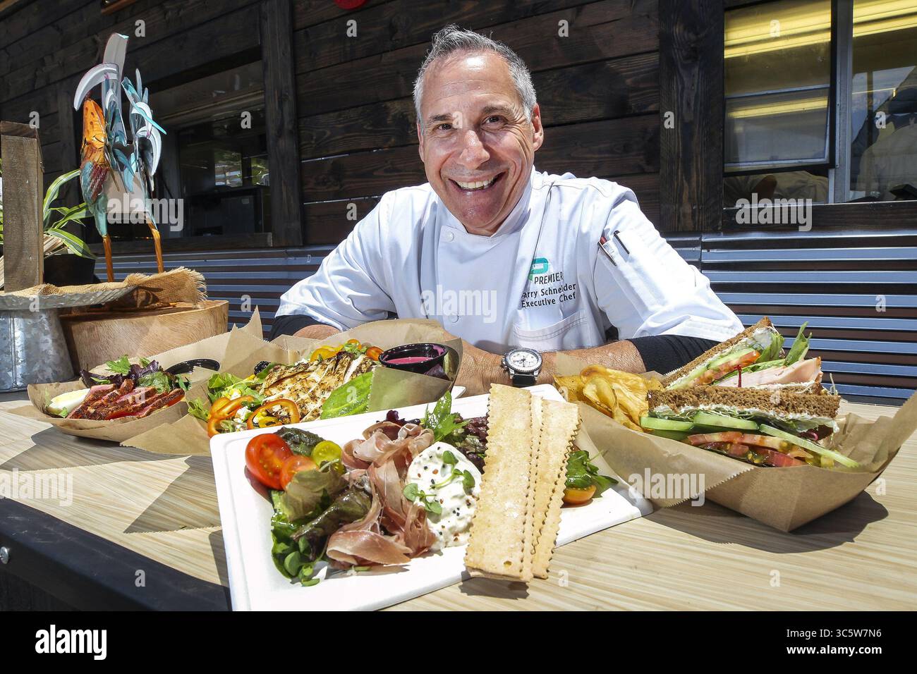 30 maggio 2019, del Mar, CA, Stati Uniti: Lo chef esecutivo del Mar Fairgrounds Barry Schneider ha elaborato un piano a breve termine per mantenere aperta la cucina della zona fieristica creando un programma drive-through per i pasti in famiglia. He's seen here giovedì 30 maggio 2019 a del Mar, California (Credit Image: © TNS via ZUMA Wire) Foto Stock