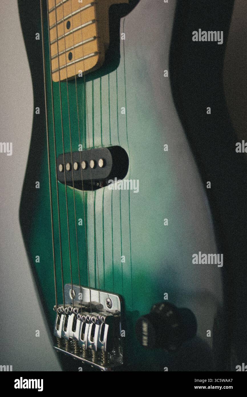 Chitarra elettrica nera e color ottanio con collo in legno Foto Stock