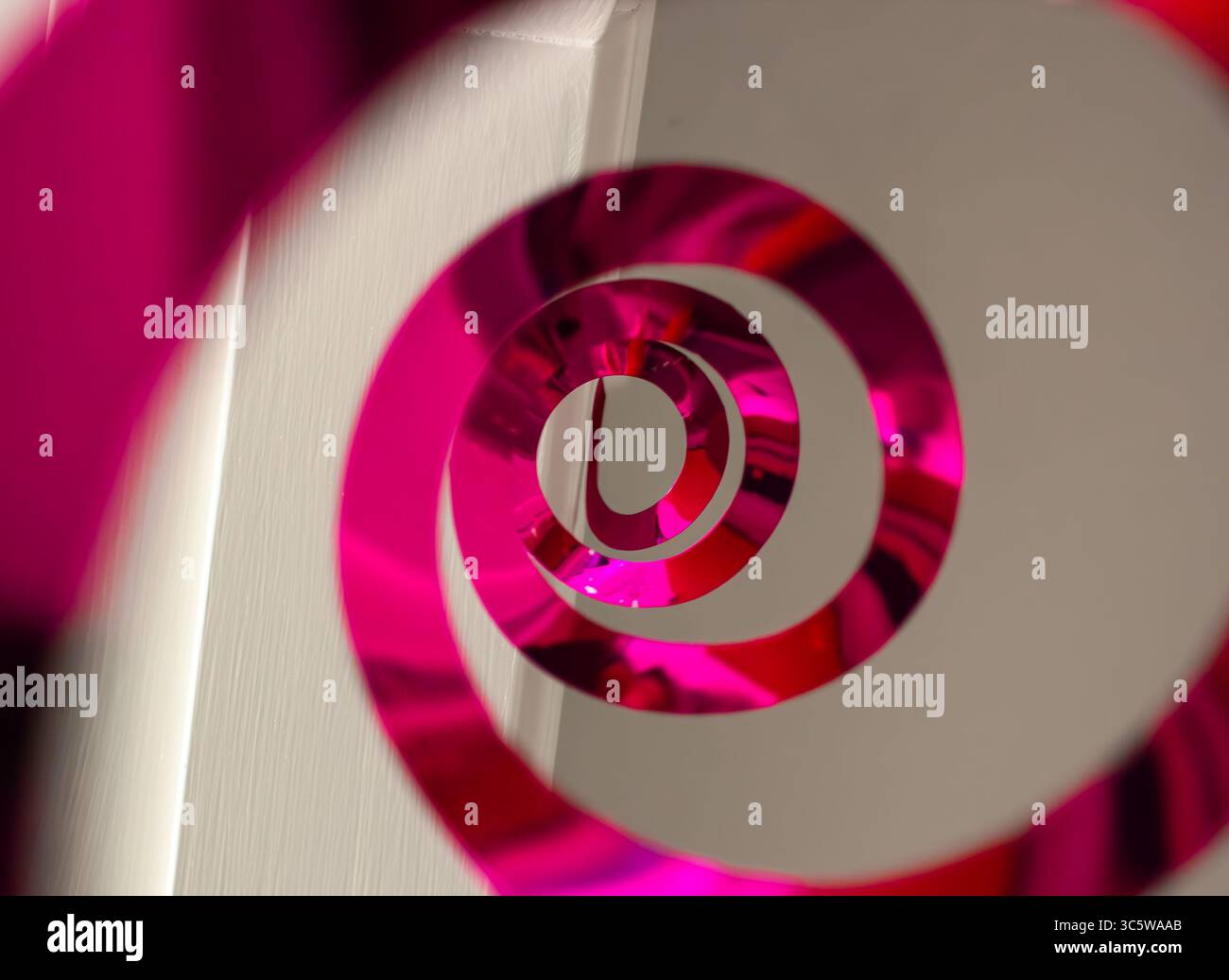 Decorazione rosa che si snoda sopra Foto Stock