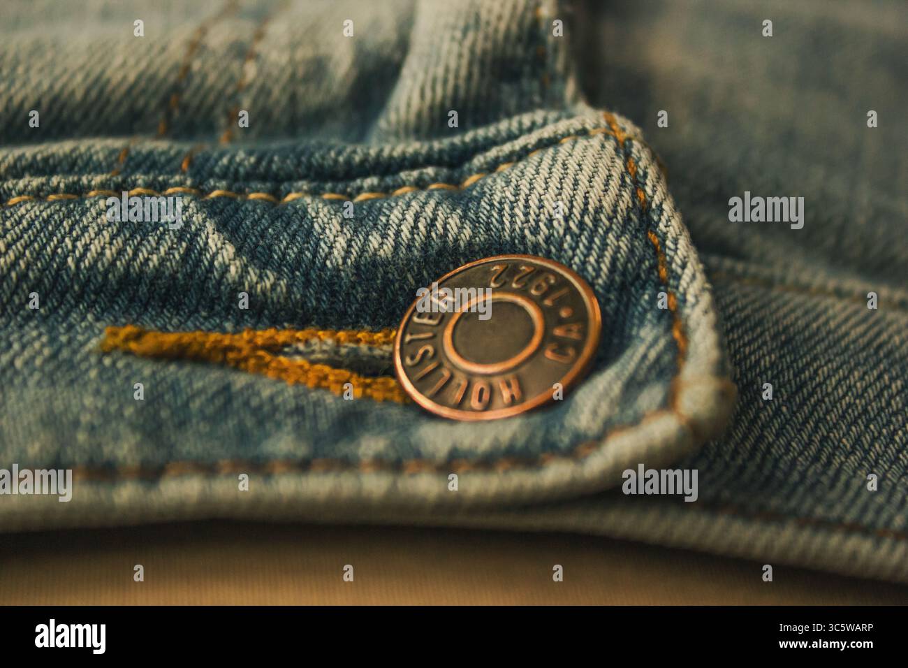 Foto macro di un bottone in denim jean Foto Stock