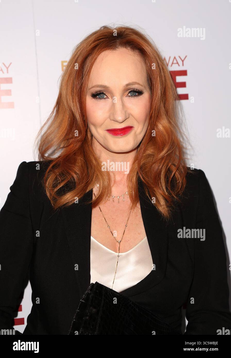 6 aprile 2020, Londra, Regno Unito: FILE: JK ROWLING, l'autore di ''Harry Potter'', 54, ha annunciato di aver sperimentato sintomi che si allineano con il romanzo coronavirus nonostante non abbia mai fatto un test per scoprire se, in realtà, fosse positiva. NELLA FOTO: 11 dicembre 2019, New York, New York, Stati Uniti: J.K. ROWLING alla prima mondiale "Finding the Way Home" al 30 Hudson Yards, New York. (Immagine di credito: © Sonia Moskowitz/Globe Photos via ZUMA Wire) Foto Stock